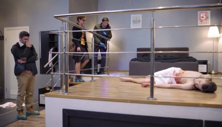 Момент из 8 серии 1 сезона